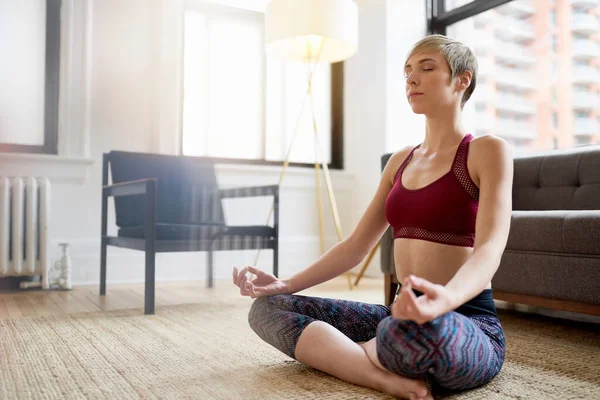 Wanita Trendy melakukan yoga sebagai bagian dari kesadaran rutinitas pagi — Stok Foto