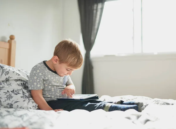 Independent young child learning to read at home through technol — Stock Photo, Image