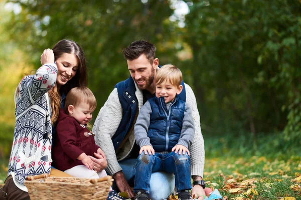 Família feliz com a mãe, pai, filho e filha jogando leav — Fotografia de Stock