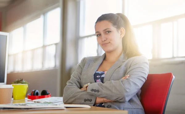 Diseñadora femenina segura que trabaja en el espacio de oficina creativo rojo —  Fotos de Stock