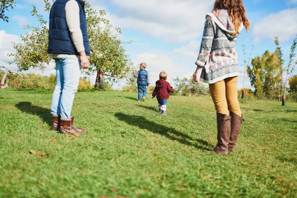 Jong gelukkig gezin met twee kinderen samen spelen tijdens de herfst ap — Stockfoto