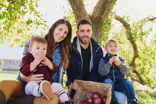 Gelukkige, aantrekkelijke millennial ouders met twee jonge kinderen hav — Stockfoto