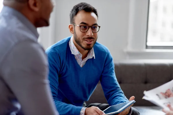 Uomo d'affari indiano alla guida di un team di millenial creativi che collaborano a un progetto di brainstorming — Foto Stock