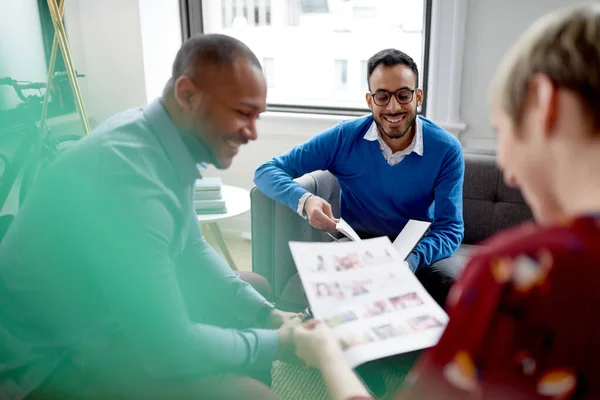 Equipe multi-étnica de millenials criativos colaborando em um projeto de brainstorm — Fotografia de Stock