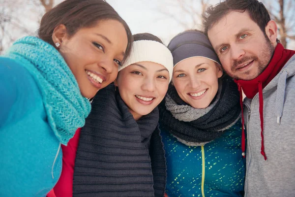 Grupp vänner njuter i snön i vinter — Stockfoto