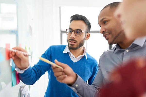 Retrato de un hombre indio en un equipo diverso de compañeros de trabajo creativos del milenio en una nueva estrategia de lluvia de ideas — Foto de Stock