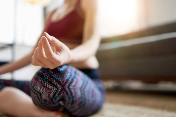 Mulher na moda fazendo ioga como parte de sua rotina da manhã mindfulness — Fotografia de Stock