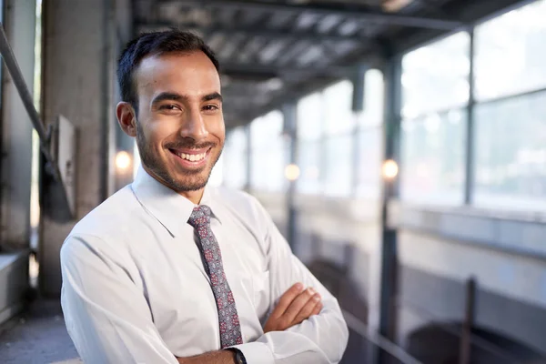 Hombre de negocios indio sonriendo con confianza con fondo de paisaje urbano — Foto de Stock