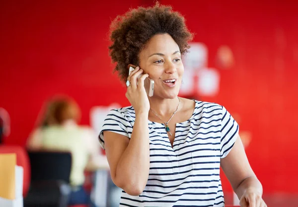 Selbstbewusste Designerin, die in roter Kreatur auf einem Handy spricht — Stockfoto