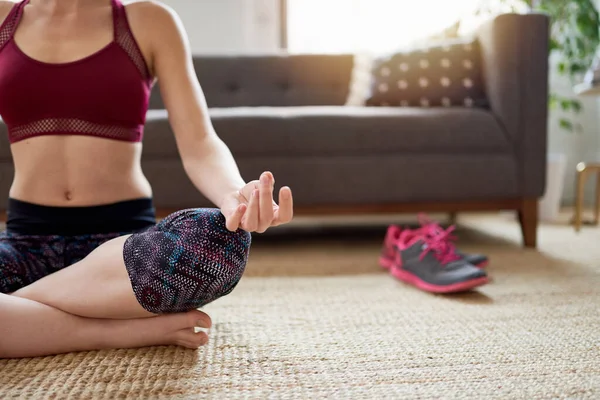 Trendfrau macht Yoga als Teil ihrer Achtsamkeits-Morgenroutine — Stockfoto