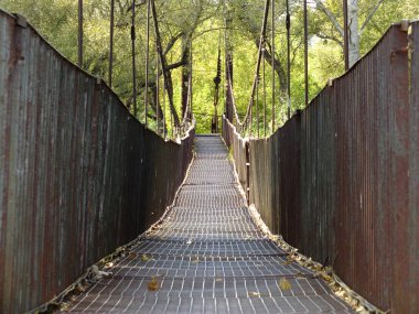 Nehrin üzerindeki asma köprü