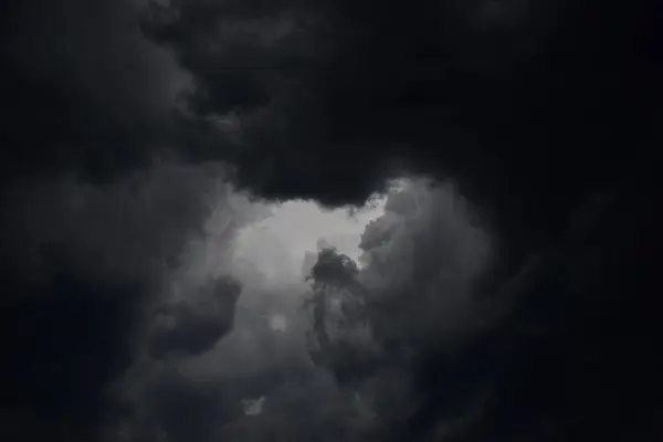 Pojke Med Kamera Pekar Mot Himlen — Stockfoto