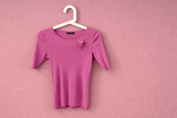 Blusa Lilás Está Uma Parede Camiseta Feminina Está Fundo Rosa — Fotografia de Stock