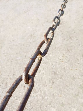 Eski paslı metal zincir