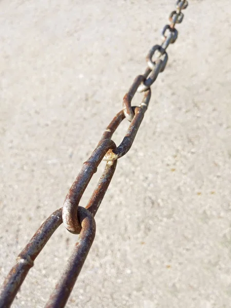 Eski paslı metal zincir