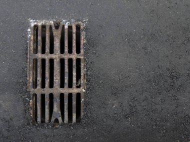 siyah asfalt metal fırtına drenaj