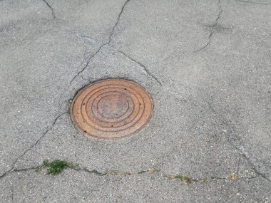 Gri asfalt üzerinde kanalizasyon rögar