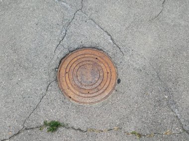 Gri asfalt üzerinde kanalizasyon rögar