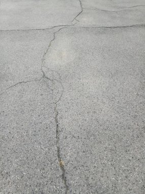 kuru kaldırımda büyük çatlaklar