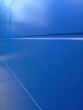 mavi metal duvarda güneş parlaması