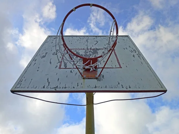 Gamle Basketball Hoop Gaden - Stock-foto