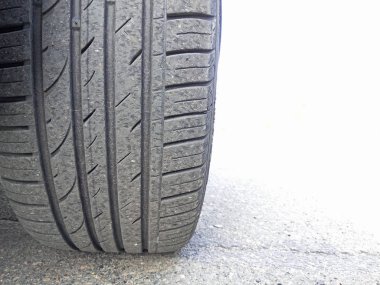 Hafif arka planda araba lastiği