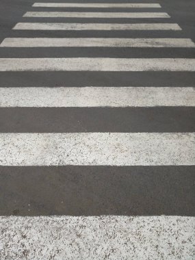 siyah asfalt beyaz asfalt yaya geçidi çizgileri