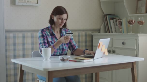 Freelancer feminino jovem trabalhando em casa. Mulheres morena falando online sentado à mesa em provence interior . — Vídeo de Stock