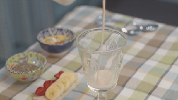 Закрыть процесс приготовления веганского чиа-пудинга с орехами и фруктами в замедленном режиме — стоковое видео
