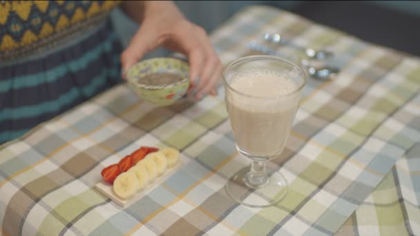 Закрыть процесс приготовления веганского чиа-пудинга с орехами и фруктами в замедленном режиме — стоковое видео