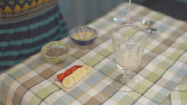 Close-up de fazer pudim chia vegan com nozes e frutas em câmera lenta — Vídeo de Stock