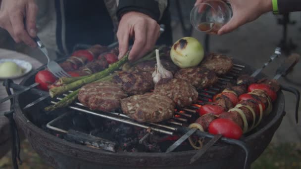 スローモーションで牛肉と野菜を使用した屋外グリル. — ストック動画