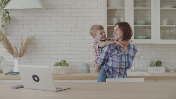 Mãe alegre e filho brincando na cozinha brilhante em câmera lenta . — Vídeo de Stock