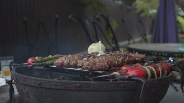 Grelha ao ar livre com carne bovina e vegatables em câmera lenta . — Vídeo de Stock