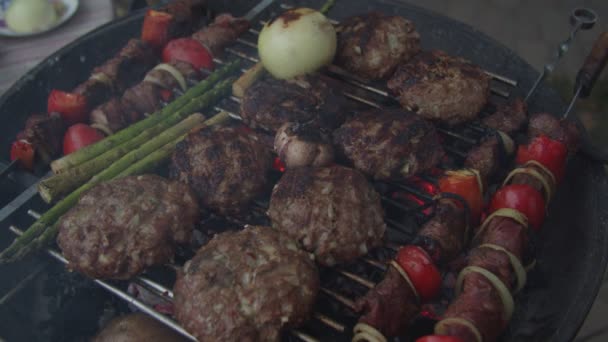 Parrilla exterior con carne de res y verduras en cámara lenta . — Vídeos de Stock