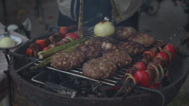 Parrilla exterior con carne de res y verduras en cámara lenta . — Vídeos de Stock