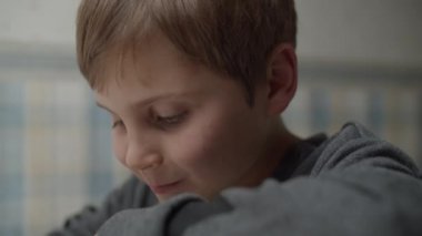 Masada ağır çekimde sağlıklı atıştırmalıklar yiyen otistik çocuklara yakın çekim. Çocuk yiyecekten memnun. Otizm farkındalığı 