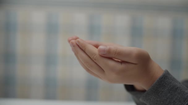 Detailní záběr dětí ruce čeká na svačinu z matčiny ruky ve zpomaleném filmu. Heathy food concept. — Stock video