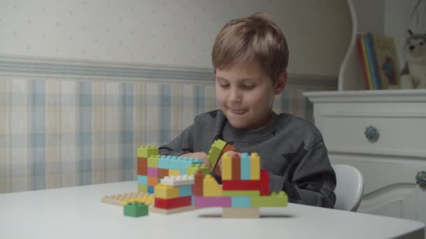 Ο αυτιστικός παίζει με τον κατασκευαστή σε αργή κίνηση. Παιδί με αυτισμό, χαρούμενο με το παιχνίδι. Ευαισθητοποίηση — Αρχείο Βίντεο