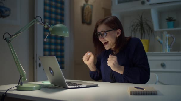 Een hoop dollars die vallen op jonge dertigers die vanuit hun eigen zakenvrouw werken. Succesvolle vrouwelijke ondernemer ontvangt geld met behulp van computer aan tafel in slow motion. — Stockvideo