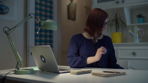 La trentaine travaillant de la femme à la maison mettant pile de dollars de l'argent liquide dans la boîte. Jeune femme adulte avec une boîte d'argent à la maison. — Video