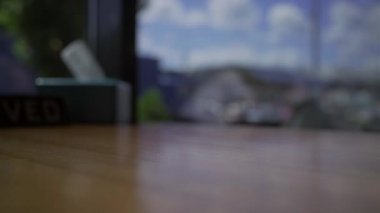 Masaya şehir manzaralı yeşil koruyucu yüz maskesi fırlatıyorum..