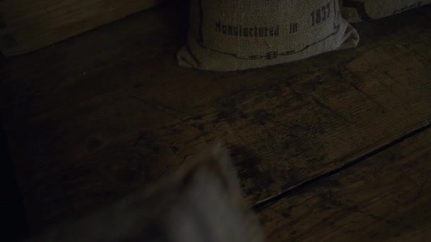 Paquet de thé mis sur la table. Pack avec panneau TEA sur la table.