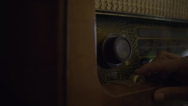 Mano femenina encendiendo la radio vintage. melodía de radio a la antigua . — Vídeo de stock