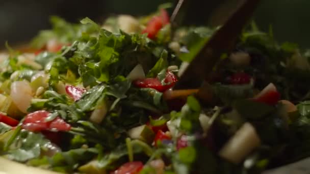 Close up de salada fresca feita de arugula, pinhões, morangos, camarão e pêra girando em câmera lenta . — Vídeo de Stock