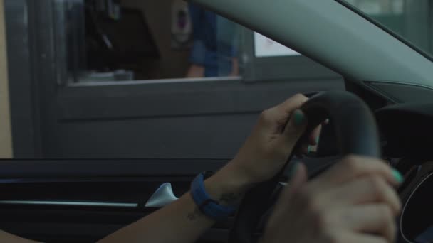 Factura de pago de mano femenina con teléfono móvil y terminal sin contacto sentado en el coche. Mujer usando NFC pago en su teléfono celular . — Vídeos de Stock