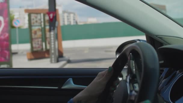 Female hands driving car in fast food restaurant. Ordering meal outdoors. — Stock Video