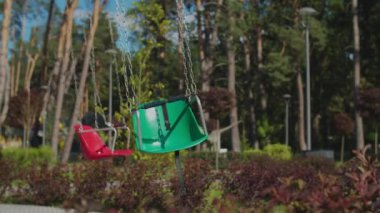 Lunaparkta renkli bir şöföre binen iki çocuk. Kardeşler parkta yalnız eğleniyor. Karantina sırasında sosyal uzaklık. 