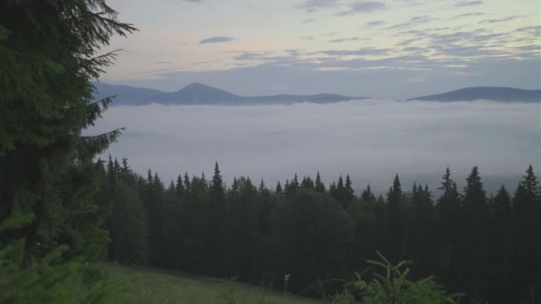 Niebla en las montañas antes del amanecer. Cielo del amanecer en las montañas. — Vídeo de stock