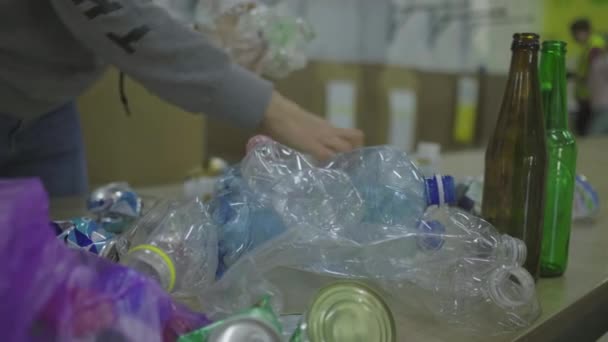 Mujer joven de 30 años en mascarilla protectora facial que clasifica los residuos de reciclaje como latas de metal, botellas de plástico y vidrio. Ahorre ambiente, reduzca el consumo de plástico. Concepto de cero residuos. — Vídeos de Stock